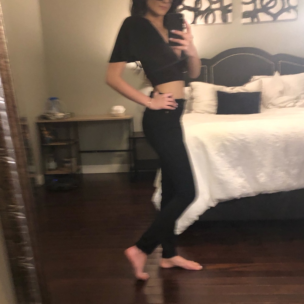 Black deep v-neck (crop top)
